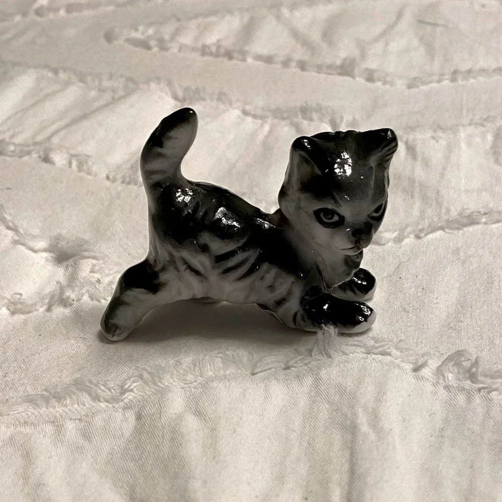 Porcelain cat shelf figurine Kitty shadow box approximately 2”.   #16